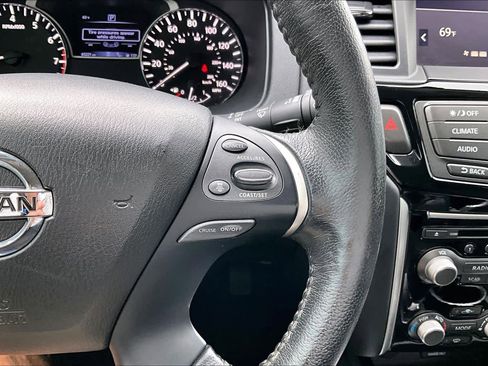 Used 2020 Nissan Pathfinder SV FWD image 25