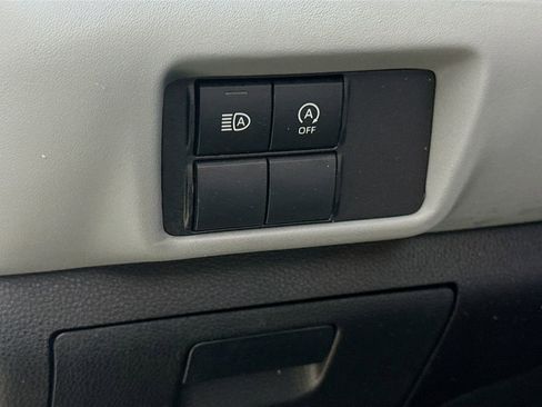 Certified 2023 Toyota Highlander L image 10