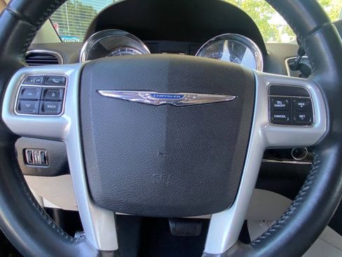 Used 2014 Chrysler Town & Country Touring FWD image 20