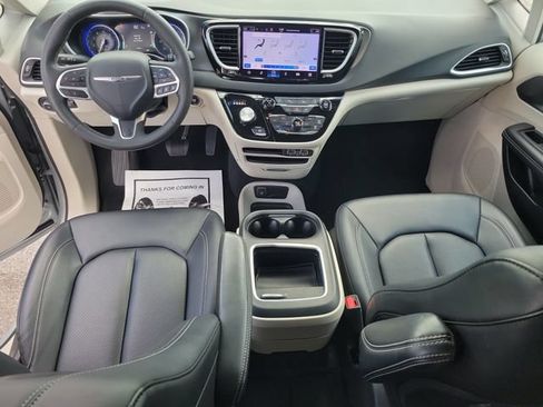 Used 2024 Chrysler Pacifica Touring-L FWD image 15