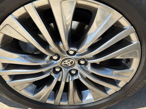 Used 2024 Toyota Venza XLE AWD/4WD image 9