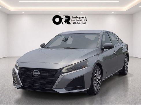 Used 2023 Nissan Altima 2.5 SV FWD image 2