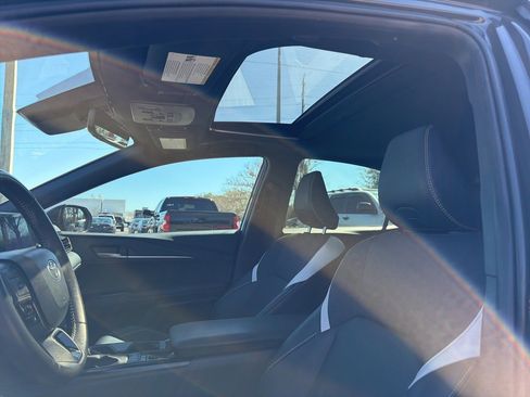 Used 2025 Toyota Camry SE w/ Convenience Package image 9