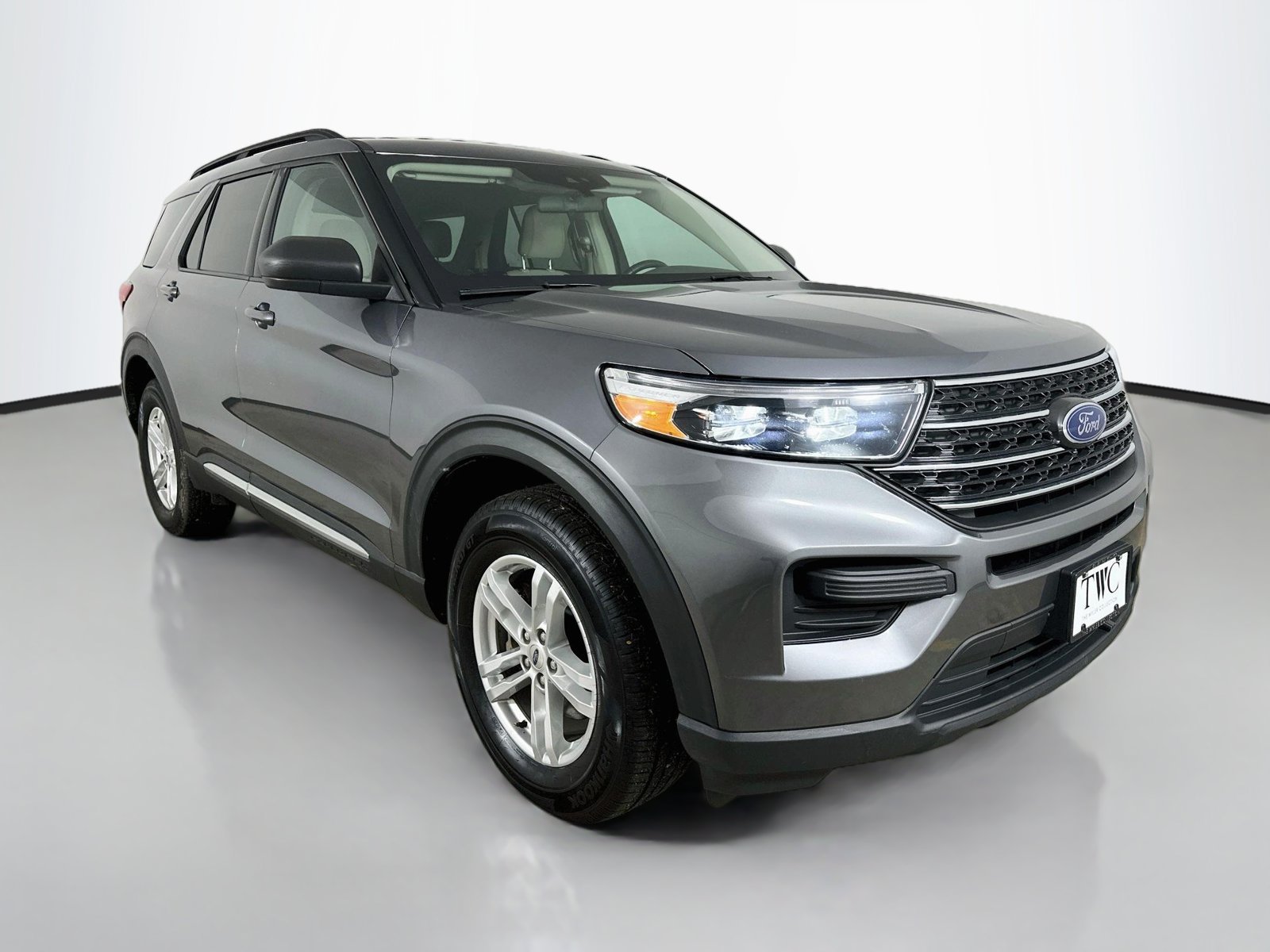 Used 2022 Ford Explorer XLT AWD/4WD image 3