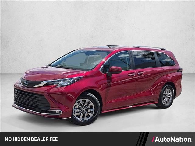 Used 2023 Toyota Sienna XLE FWD image 1