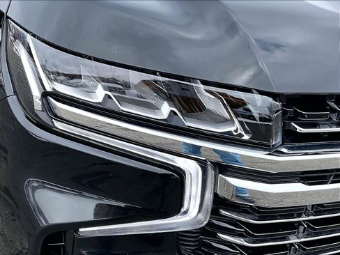 Used 2023 Chevrolet Suburban LT image 34