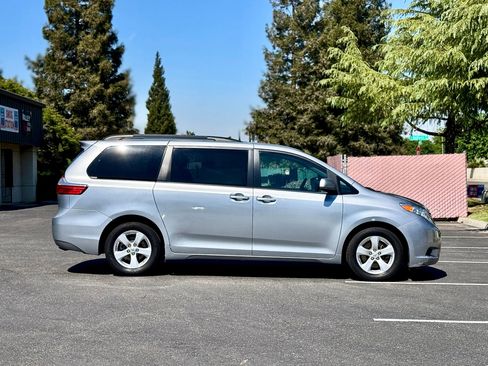Used 2017 Toyota Sienna LE image 2