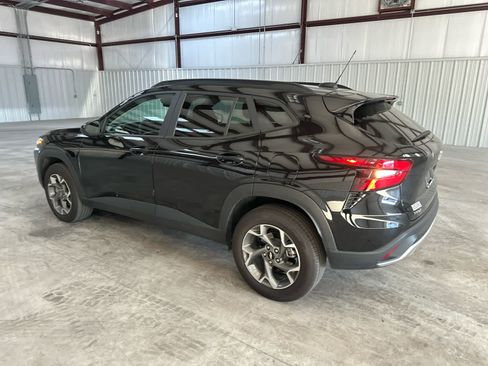 Used 2025 Chevrolet Trax LT image 3