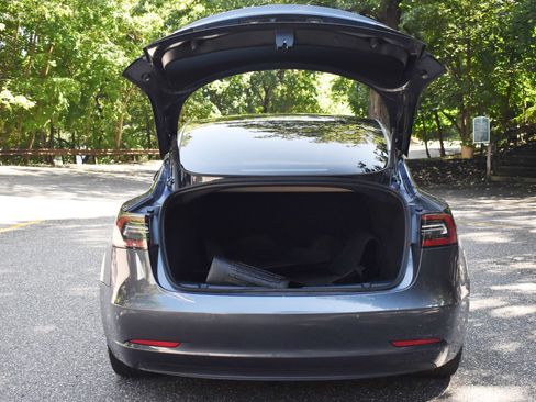 Used 2022 Tesla Model 3 Standard Range image 18