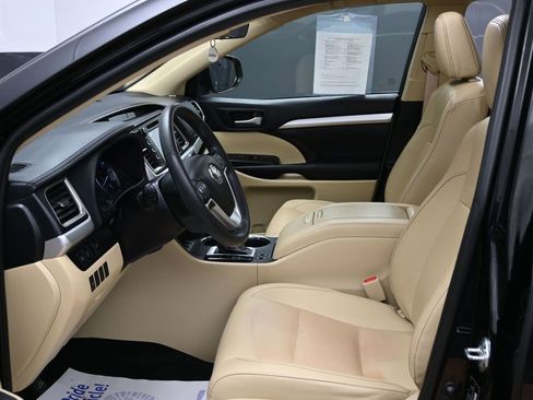 Used 2019 Toyota Highlander XLE AWD/4WD image 21