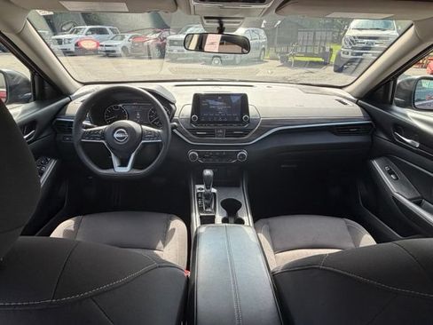 Used 2025 Nissan Altima 2.5 SV FWD image 3