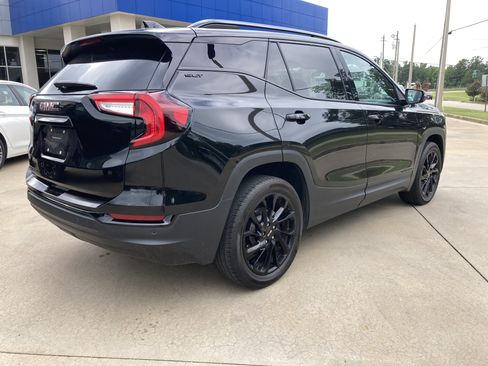 Used 2024 GMC Terrain SLT w/ Infotainment Package II FWD image 2
