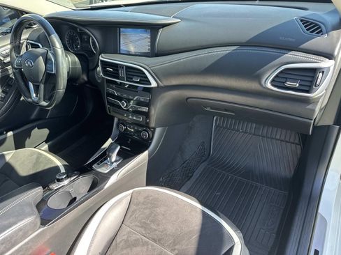 Used 2018 INFINITI QX30 Sport w/ Cargo Package FWD image 11