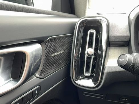 Certified 2024 Volvo XC40 B5 Ultimate w/ Protection Package Premier image 18