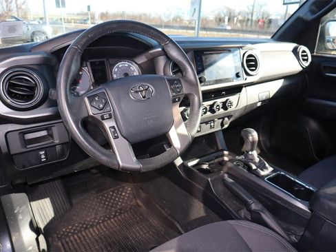 Used 2017 Toyota Tacoma TRD Sport image 14