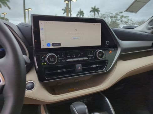 Used 2024 Toyota Highlander Limited image 14