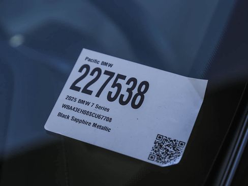 Used 2025 BMW 750e xDrive w/ Premium Package image 24