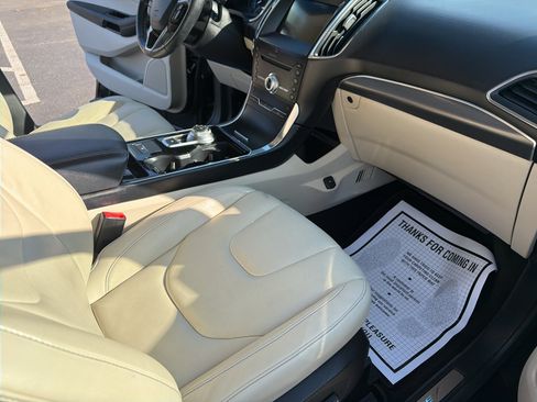 Used 2019 Ford Edge Titanium FWD image 16