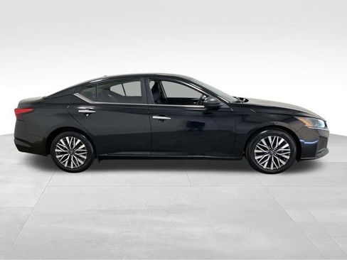 Used 2024 Nissan Altima 2.5 SV image 2