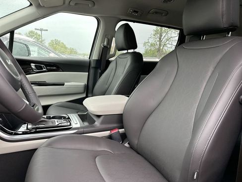 Used 2024 Kia Carnival EX FWD image 29