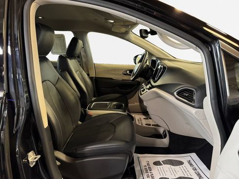 Used 2024 Chrysler Pacifica Touring-L FWD image 26