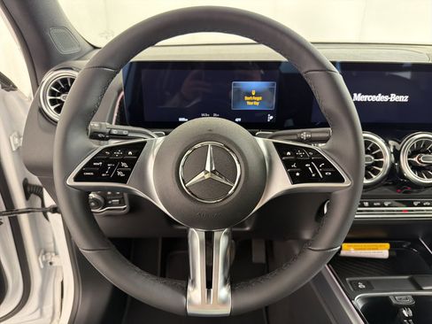 Used 2026 Mercedes-Benz GLB 250 4MATIC image 17
