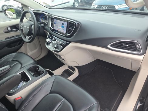 Certified 2023 Chrysler Pacifica Touring-L FWD image 19