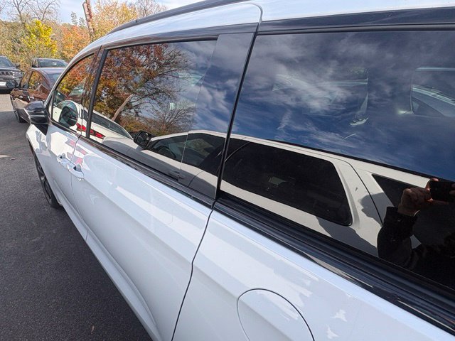 Used 2025 Chrysler Pacifica Limited FWD image 16