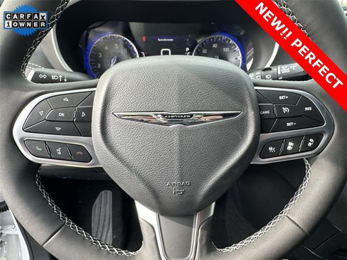 Used 2025 Chrysler Pacifica Select image 19