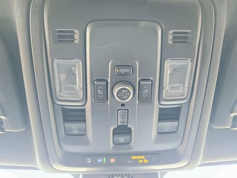 Used 2025 Chevrolet Tahoe High Country AWD/4WD image 18