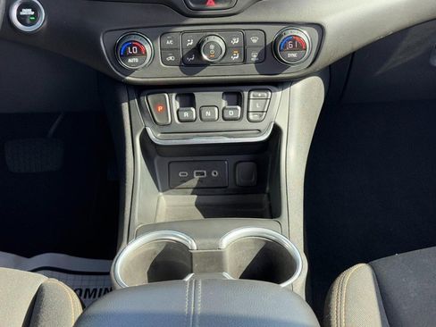 Used 2021 GMC Terrain SLE w/ Driver Convenience Package image 14