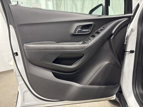 Used 2019 Chevrolet Trax LT w/ LT Convenience Package image 17