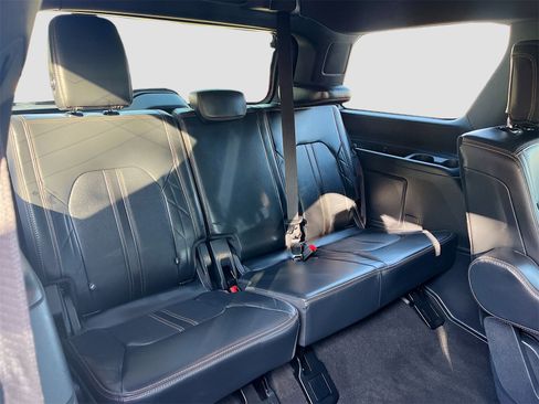 Used 2024 Ford Expedition Platinum image 29