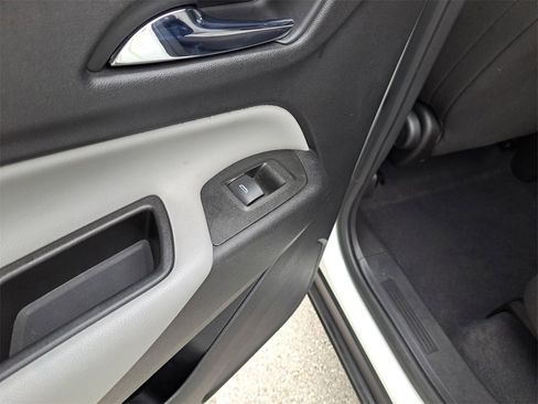 Used 2021 Chevrolet Equinox LS image 11