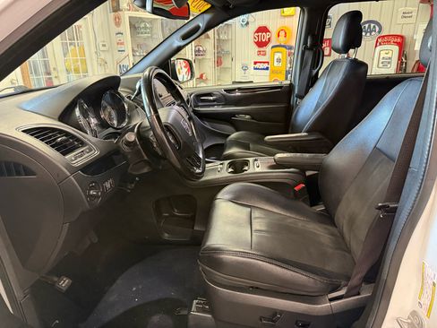 Used 2019 Dodge Grand Caravan SXT image 11
