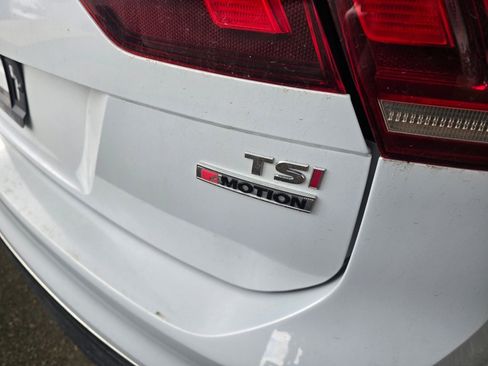 Used 2018 Volkswagen Tiguan SE AWD/4WD image 18