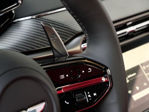 Used 2025 Aston Martin V8 Vantage Coupe RWD image 17
