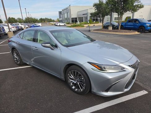 Used 2025 Lexus ES 300h w/ Accessory Package (Z1) FWD image 2