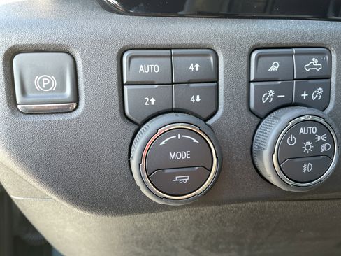 Used 2025 Chevrolet Silverado 2500 ZR2 w/ Technology Package image 32