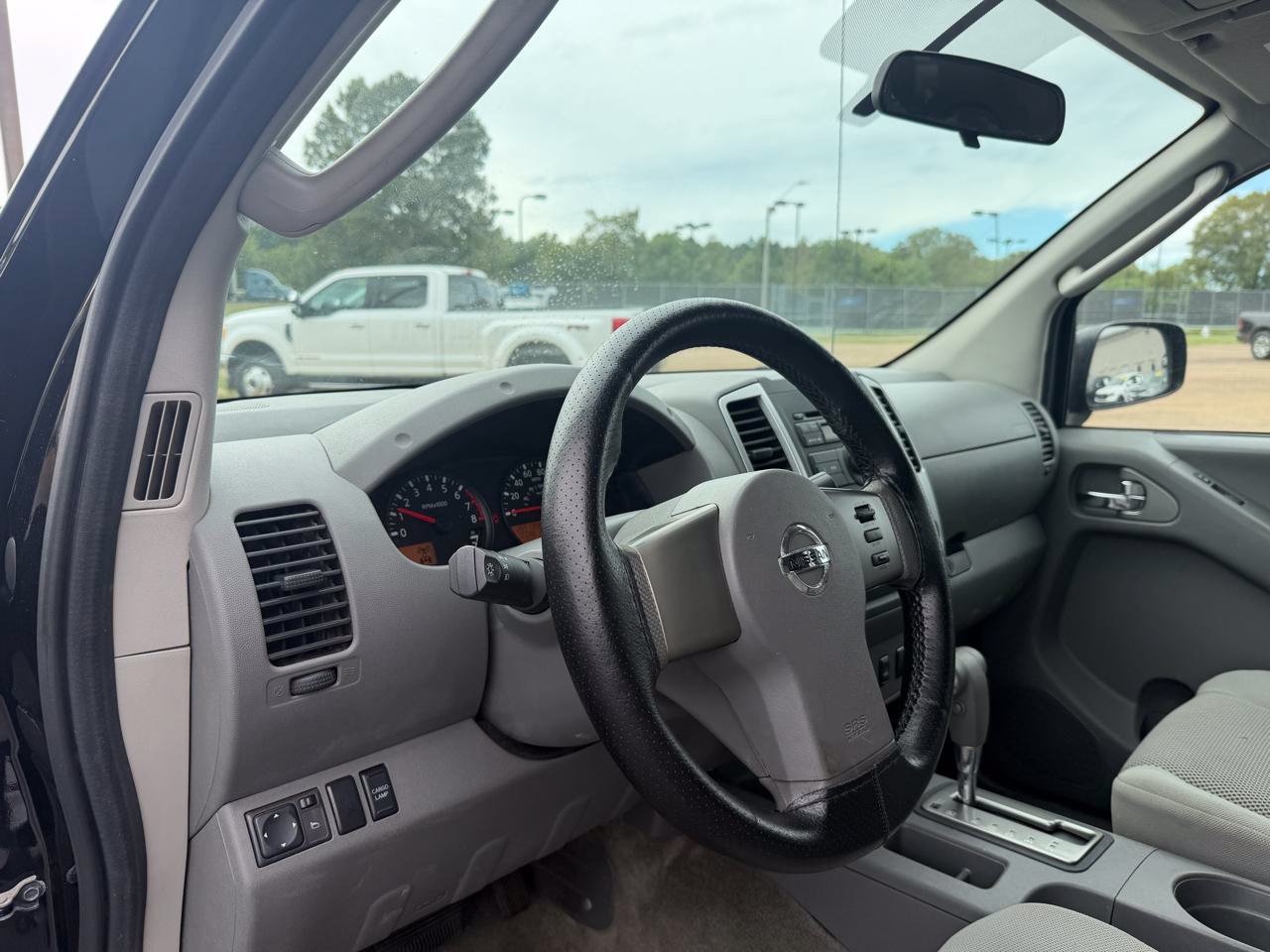 Used 2011 Nissan Frontier SV AWD/4WD image 6