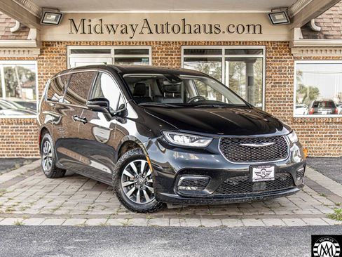 Used 2023 Chrysler Pacifica Touring-L FWD image 3