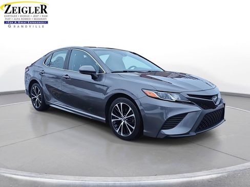 Used 2020 Toyota Camry SE image 3