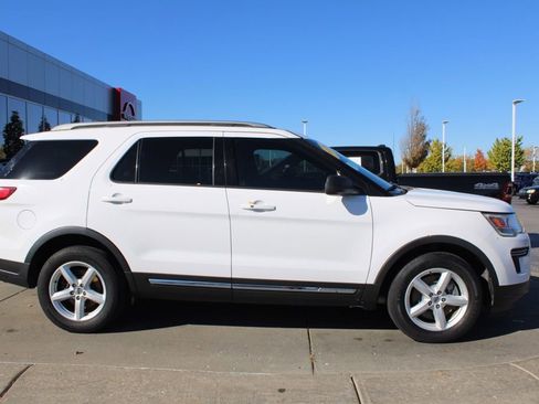 Used 2018 Ford Explorer XLT image 6