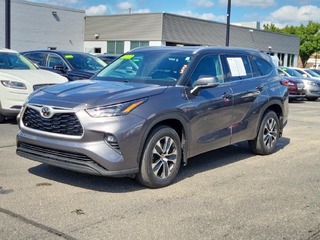 Used 2022 Toyota Highlander XLE AWD/4WD image 2