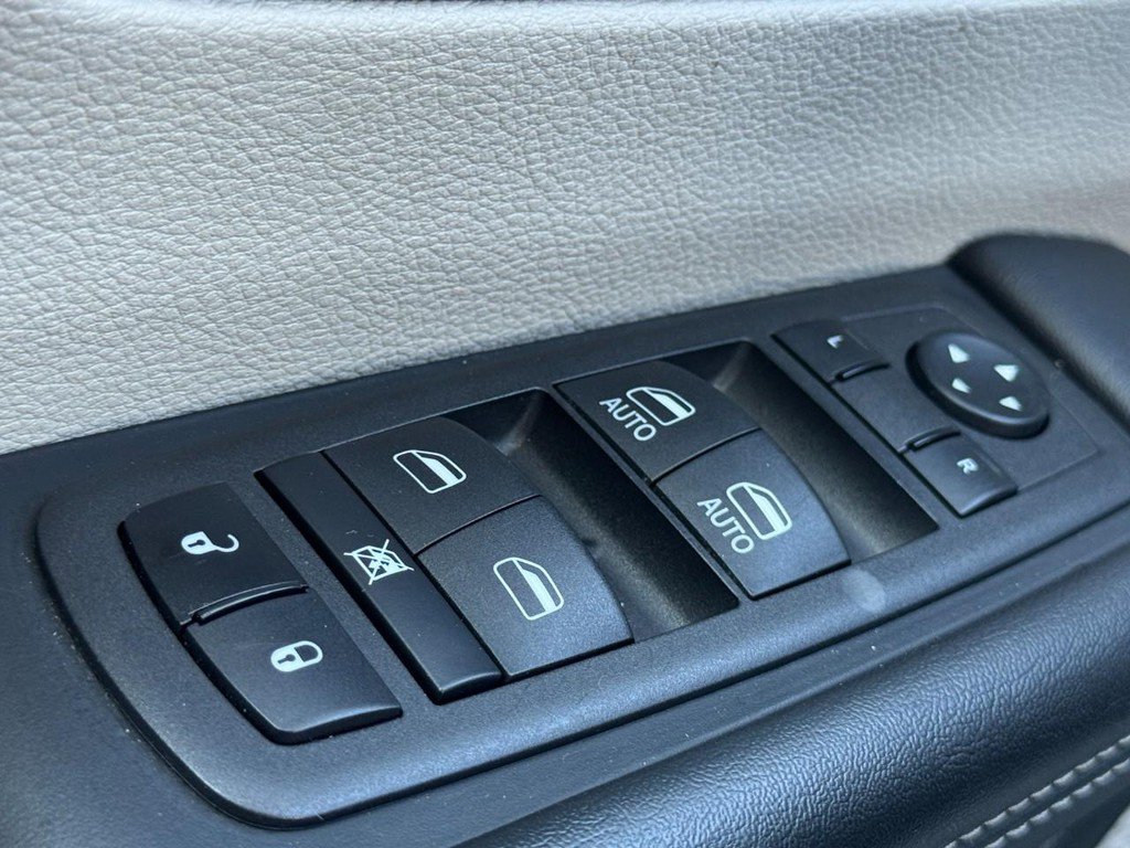 Used 2024 Chrysler Pacifica Touring-L FWD image 27