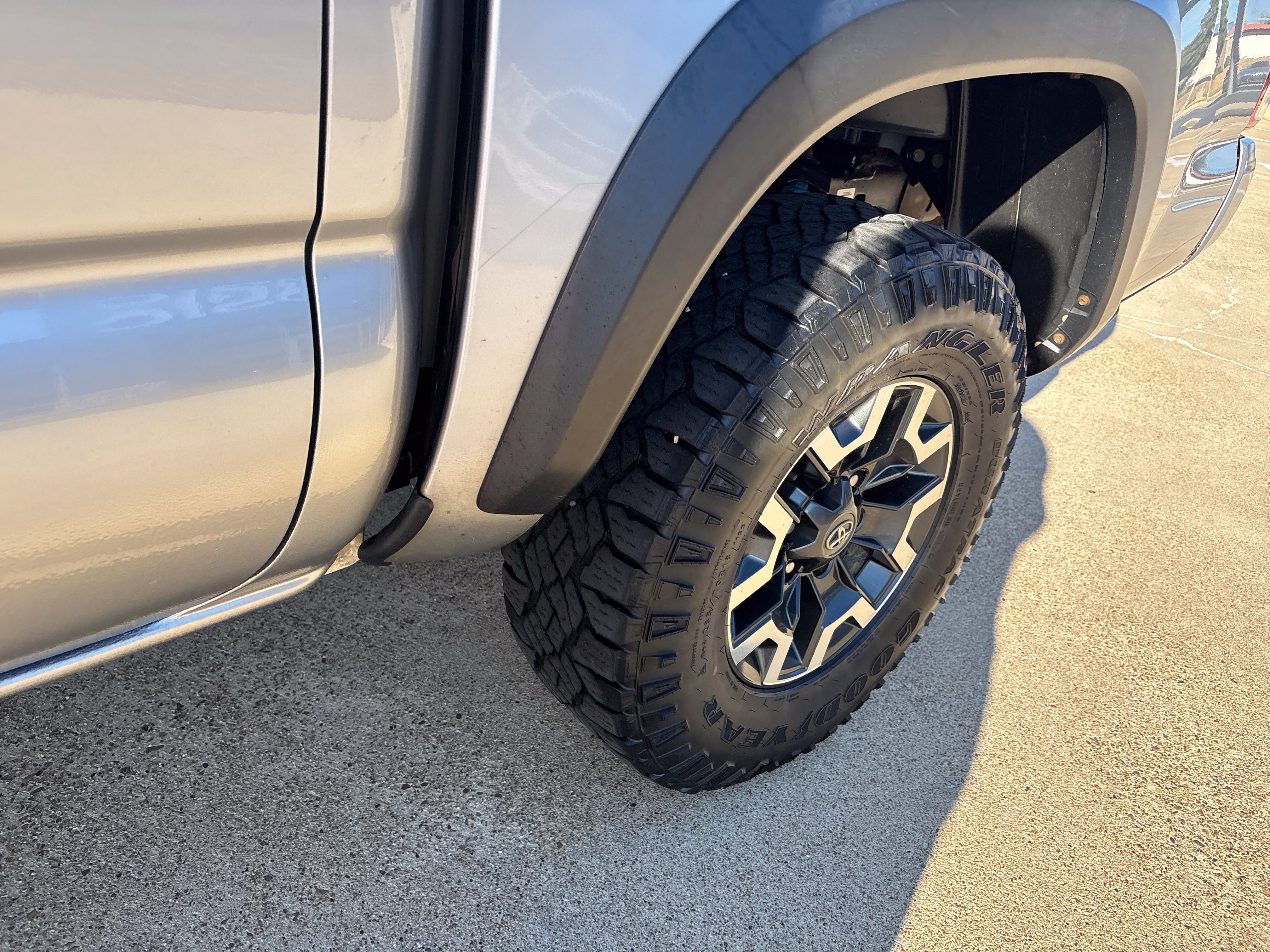 Used 2019 Toyota Tacoma TRD Off-Road w/ Technology Package AWD/4WD image 13