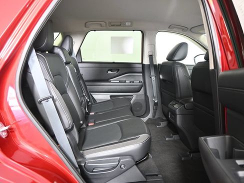 Used 2023 Nissan Pathfinder SL AWD/4WD image 16