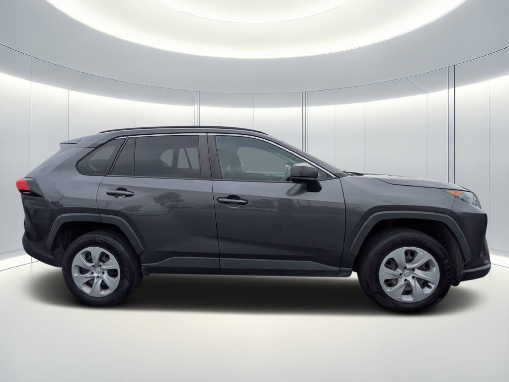 Used 2021 Toyota RAV4 LE FWD image 3