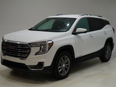 Used 2024 GMC Terrain SLT image 3