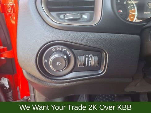 Used 2023 Jeep Renegade Latitude AWD/4WD image 21